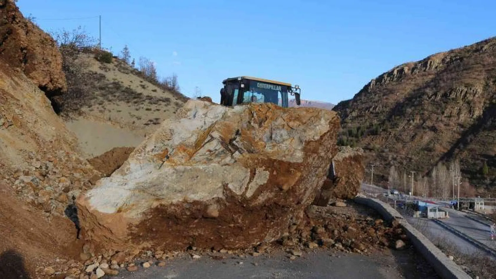 Tunceli'de dağlardan düşen kayalar yolu trafiğe kapattı