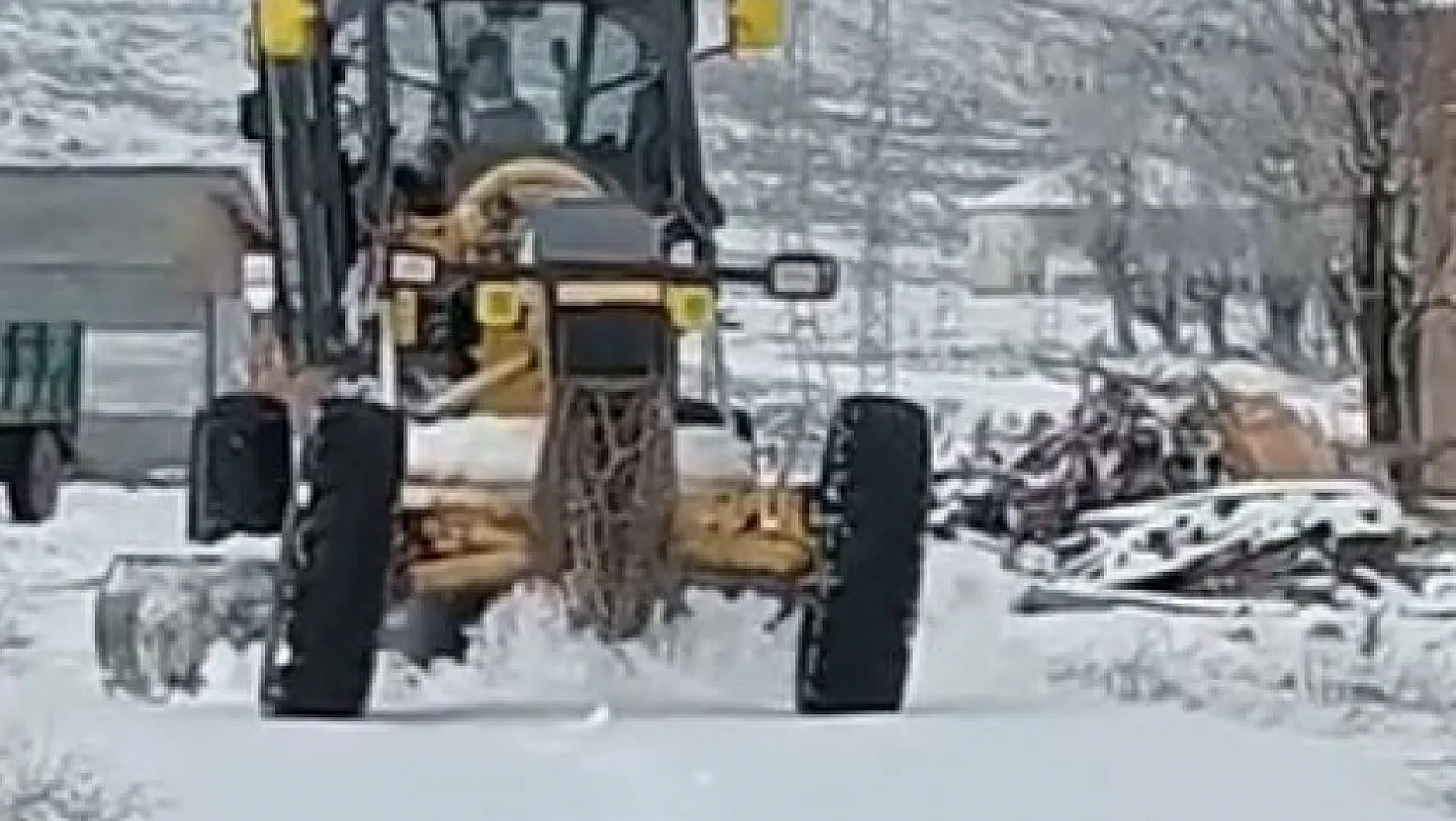 Tunceli'de kardan kapanan 15 köy yolunu açmak için çalışma başlatıldı