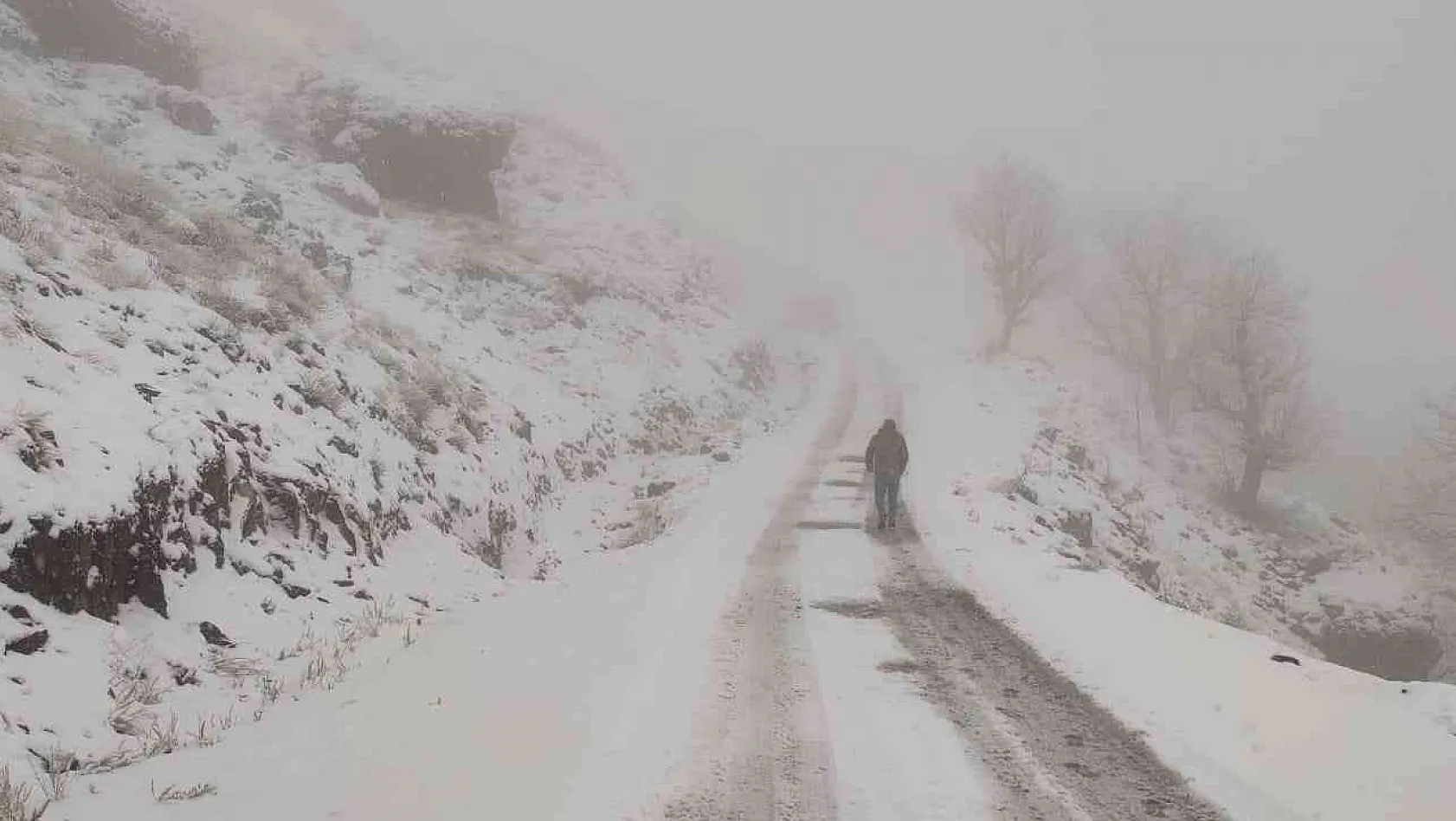 Tunceli'de kardan kapanan 7 köy yolunda çalışma sürüyor