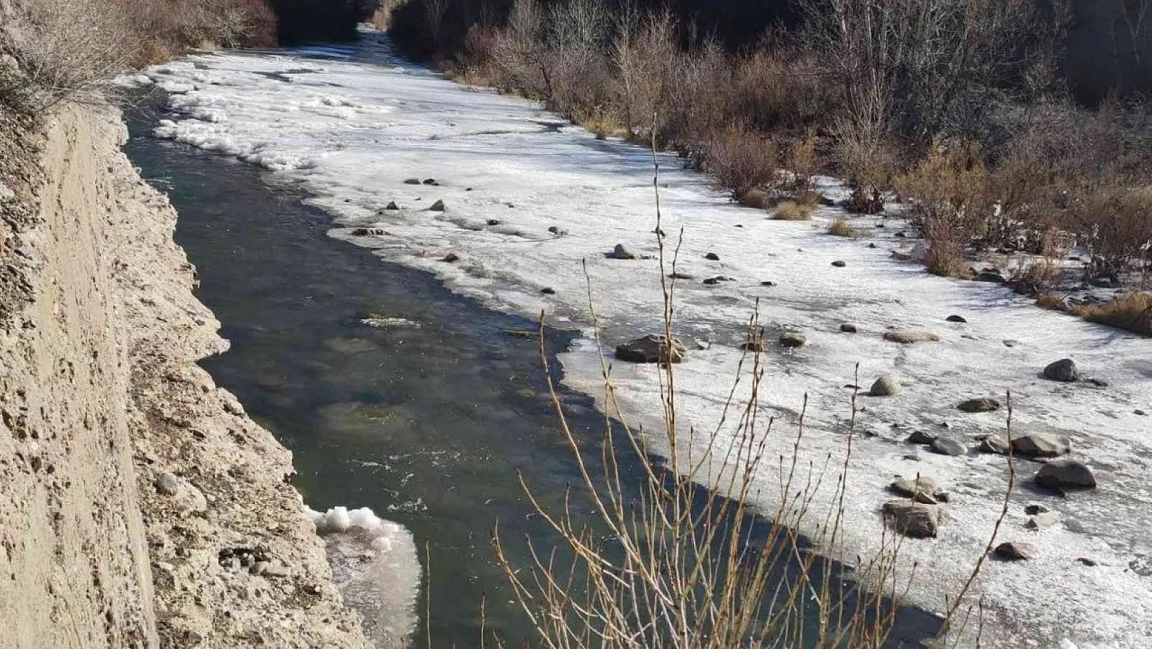 Tunceli'de nehirler buz tuttu