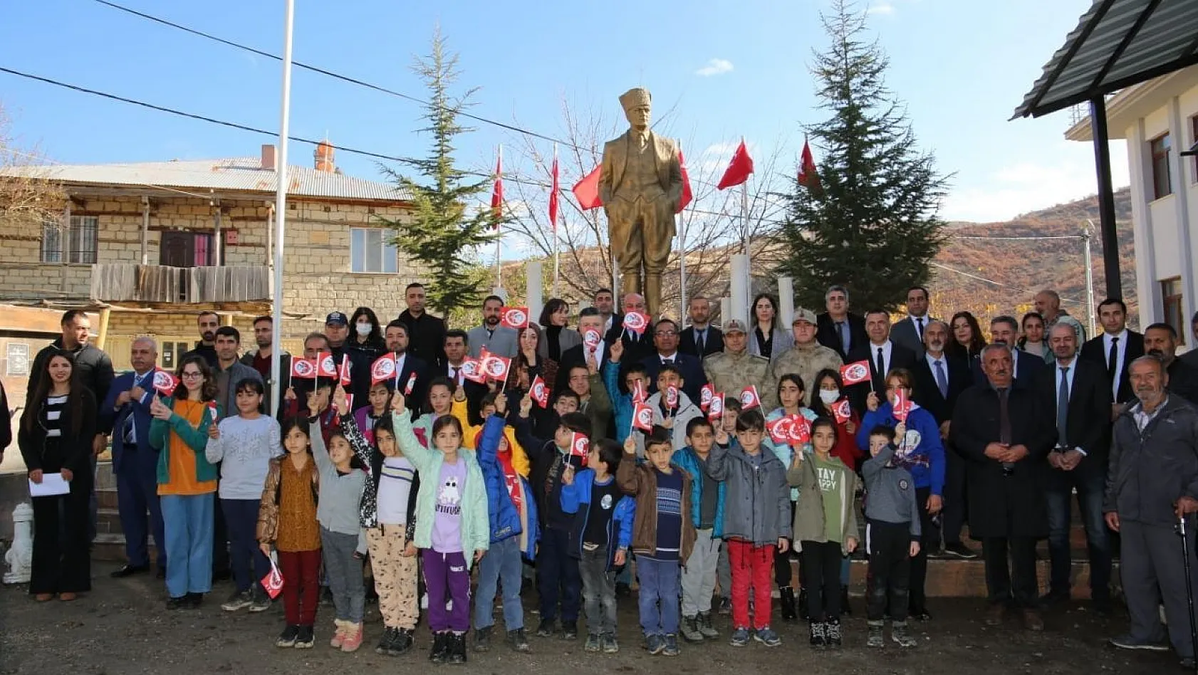 Tunceli'de okul lojmanında şehit edilen öğretmenler anıldı