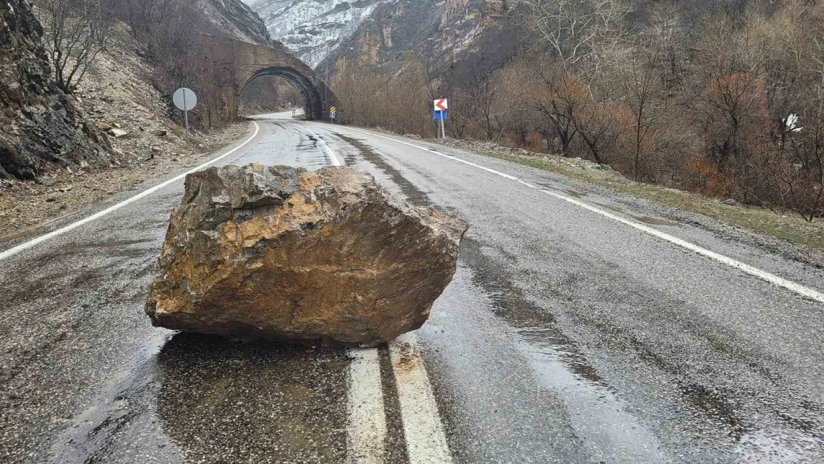 Tunceli'de sağanak nedeniyle menfezler taştı, yollara kaya parçaları düştü