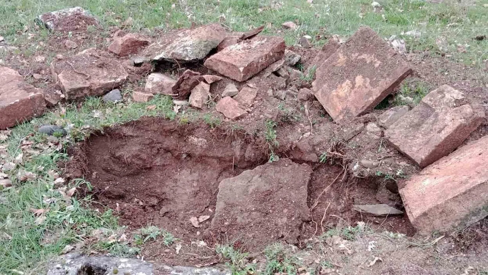Tunceli'de tarihi mezarlıkta kaçak kazı