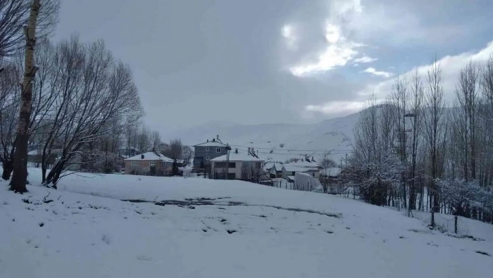 Tunceli'nin yüksek kesimlerimde kar yağışı etkili oldu
