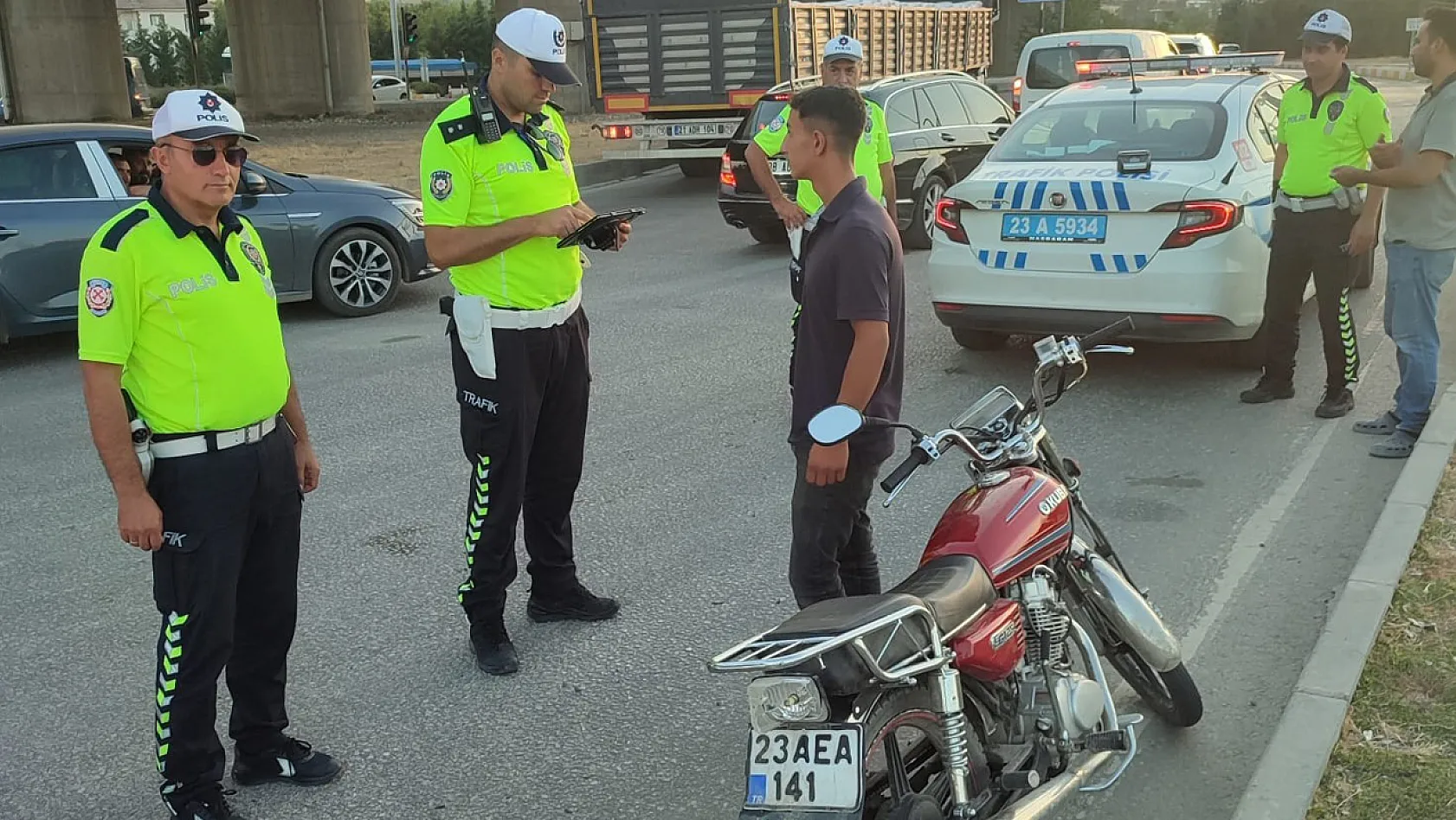 Elazığ'da Yatarak Motosiklet Süren Sürücüye Ceza