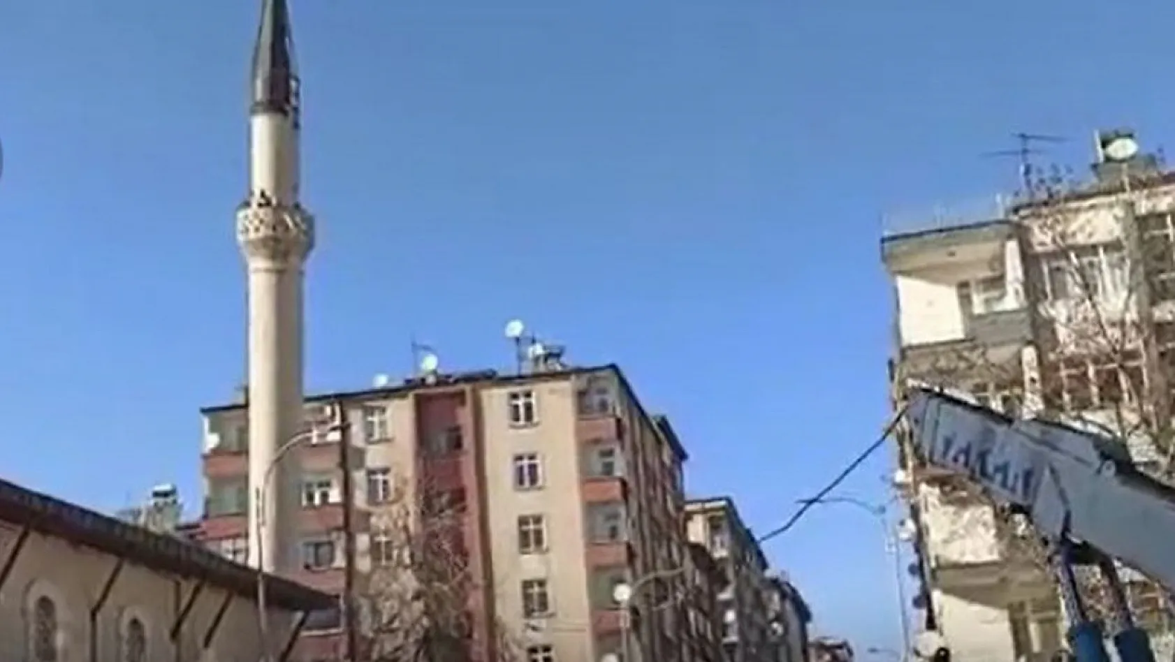 Yeni Cami'nin Minaresi Güvenlik Tedbirleriyle Yıkıldı