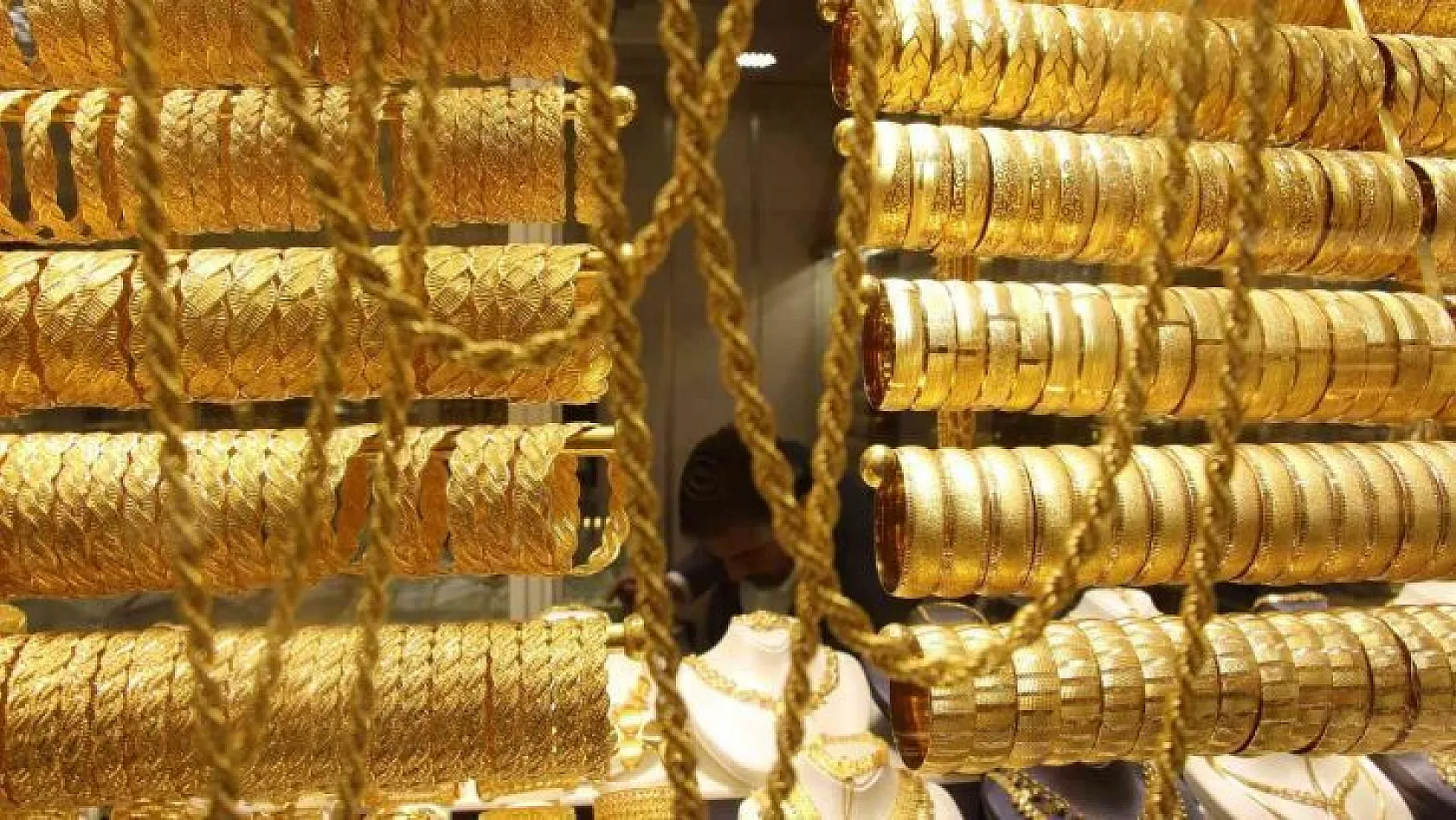 Elazığ'da sahte altın ile kuyumcunun dolandırılma anı kameralara yansıdı
