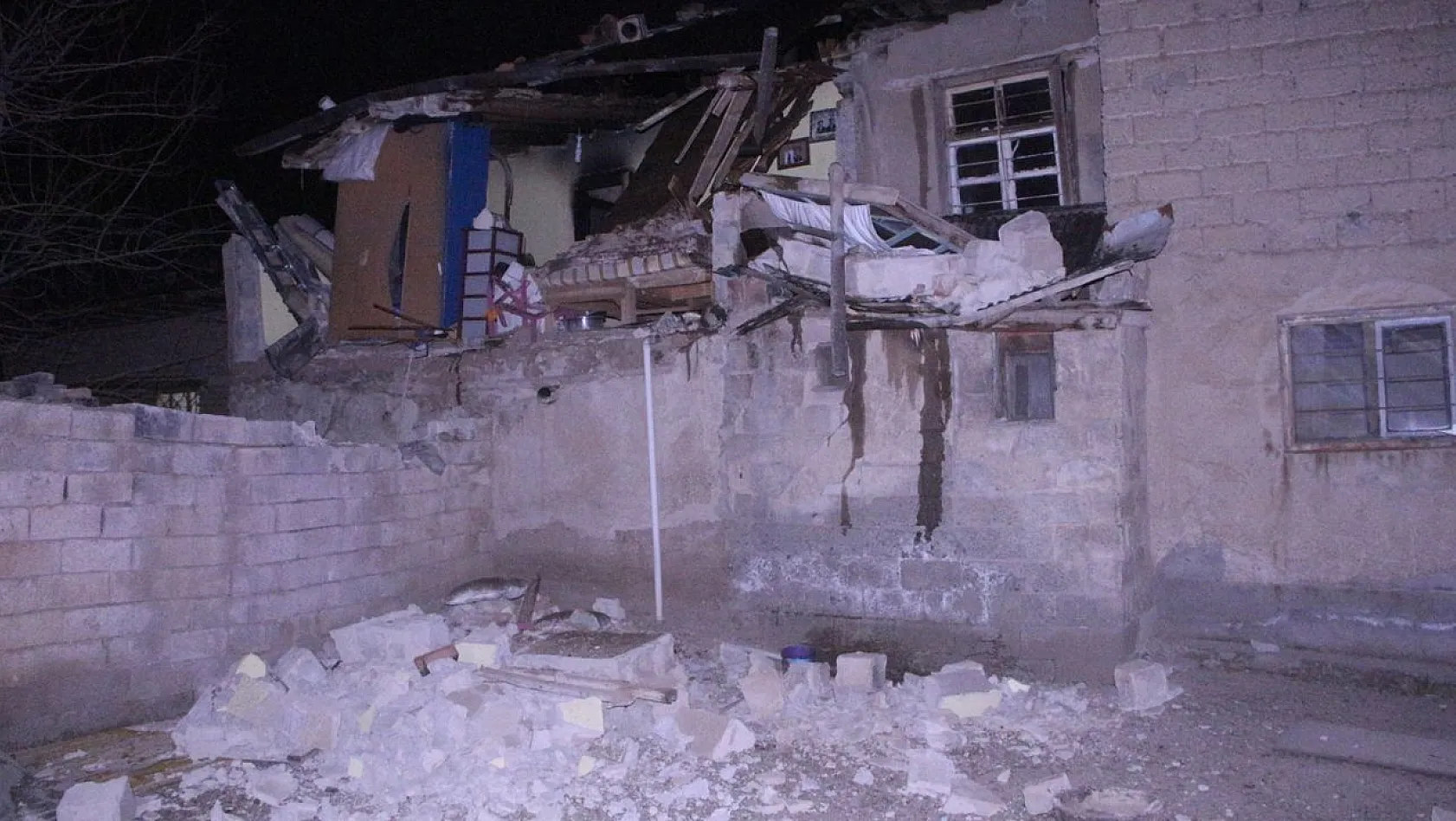 Soba bomba gibi patladı, ev kısmen çöktü: 2 yaralı