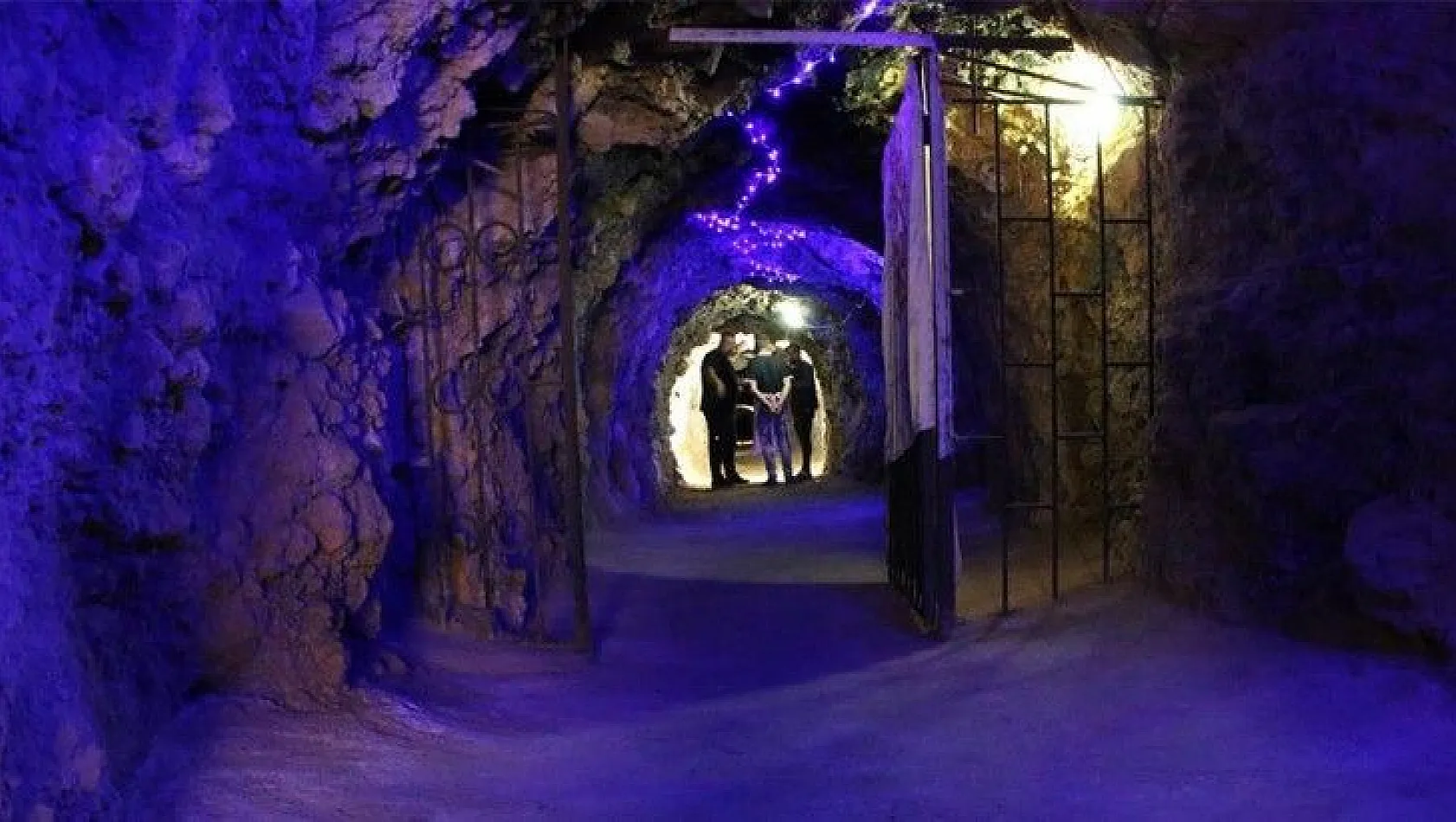 420 metre uzunluğundaki tünel lokantaya, yemeğe değil, serinlemeye geliyorlar