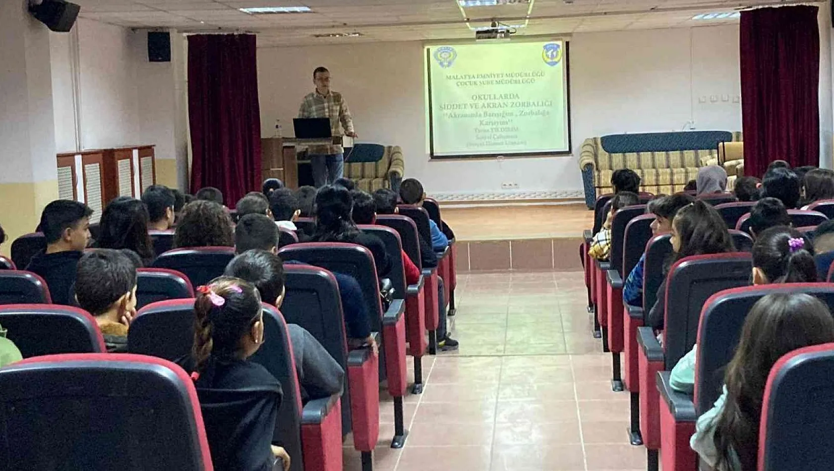 Polis öğrencilere 'akran zorbalığını' anlattı