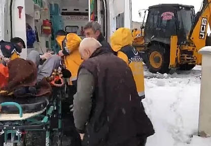 Elazığ'da kalp hastası köylü, ekiplerin yarım saatlik çalışmasıyla hastaneye kaldırıldı