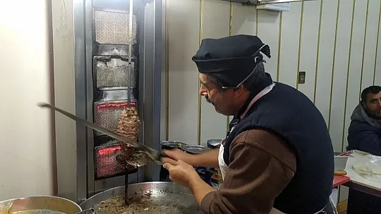 'Lokantadan Geldim' Diyerek Hem Tabakları Hem De Parayı Alarak Kayıplara Karıştı