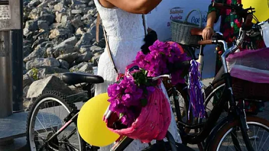 Elazığ'da Süslü Kadınlar pedal çevirdi
