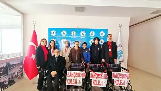Bahçeşehir Koleji'nden Sakatlar Derneğine Sandalye Desteği
