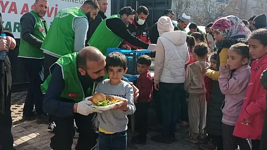 İHH'dan Depremzedelere Sıcak Yemek ve Sosyal Yardımlar
