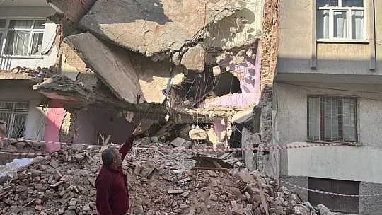 Elazığ'da Binalarının Kolonları Zarar Gören Vatandaşlar Korkudan Evlerine Giremiyor