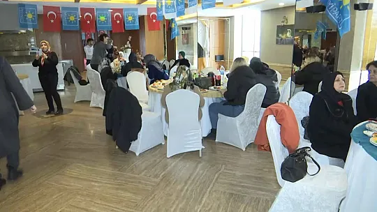 İYİ Partili Kadınlara Rozetleri Takıldı