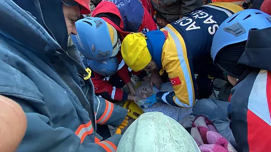 Elazığ Ekipleri Fatma Teyzeyi 62 Saat Sonra Enkazdan Sağ Çıkarttı