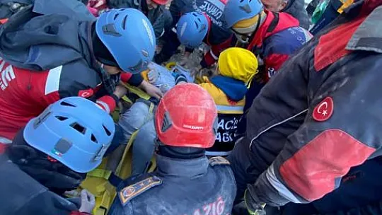 Elazığ Ekipleri Fatma Teyzeyi 62 Saat Sonra Enkazdan Sağ Çıkarttı