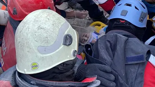 Elazığ Ekipleri Fatma Teyzeyi 62 Saat Sonra Enkazdan Sağ Çıkarttı