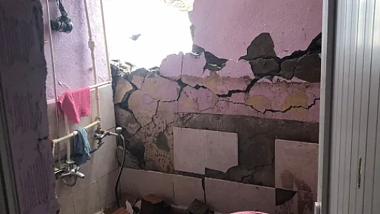 Çakmakkaya Köyü'nde Evler Depremden Dolayı Hasar Aldı