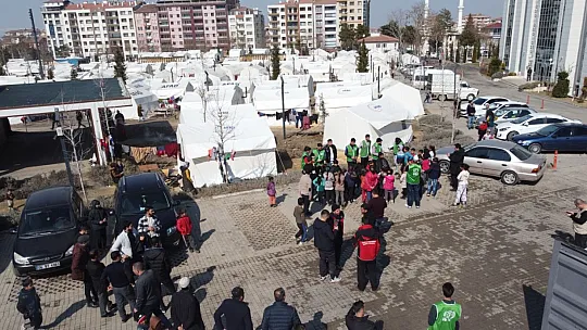 İHH'dan Depremzedelere Sıcak Yemek ve Sosyal Yardımlar