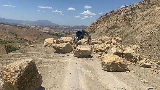 Elazığ İl Özel İdaresi, Yol Bakım ve Onarım Çalışmalarını Devam Ettiriyor