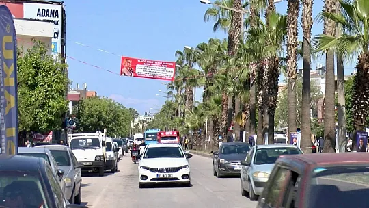 Adana'daki Elazığlılar Adana Caddelerine Yasemin Açık'ın Afişlerini Astılar