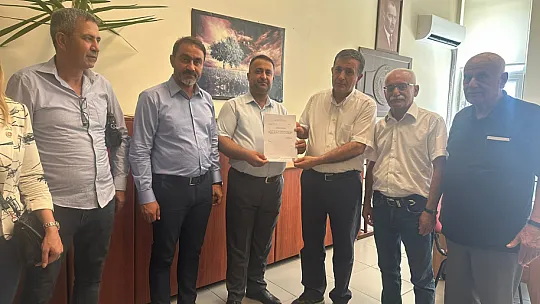 Yeniden ilçe başkanı seçilen Özçelik mazbatasını aldı