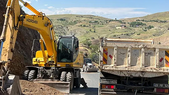 Elazığ İl Özel İdaresi, Asfaltlama İle Yol Bakım Ve Onarım Çalışmalarını Devam Ettiriyor