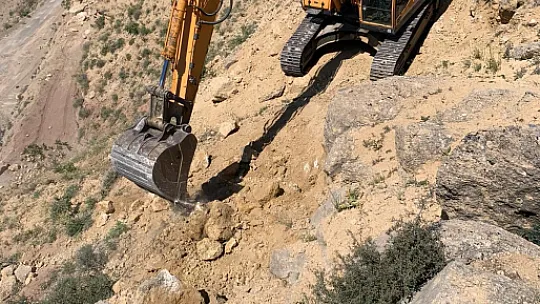 Elazığ İl Özel İdaresi, Yol Bakım ve Onarım Çalışmalarını Devam Ettiriyor