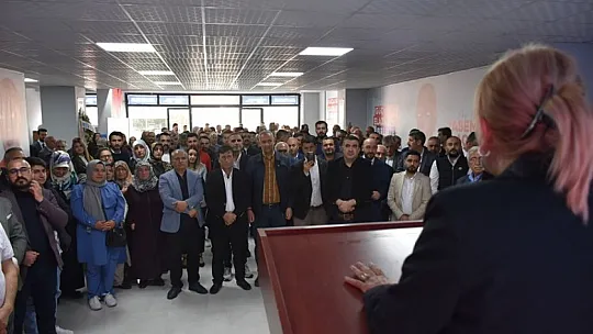 Bağımsız Aday Prof. Dr. Yasemin Açık Vatandaşla Bayramlaştı, Salon Doldu Taştı