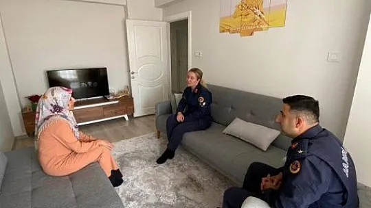 Elazığ'da jandarma ekipleri şehit annelerini unutmadı