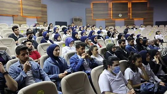 Fırat Üniversitesinde 'Gençlik ve Sosyal Medya' Ne Kadar Gerçek, Ne Kadar Sanal' Adlı Söyleşi Programı Düzenlendi