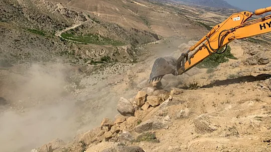 Elazığ İl Özel İdaresi, Yol Bakım ve Onarım Çalışmalarını Devam Ettiriyor
