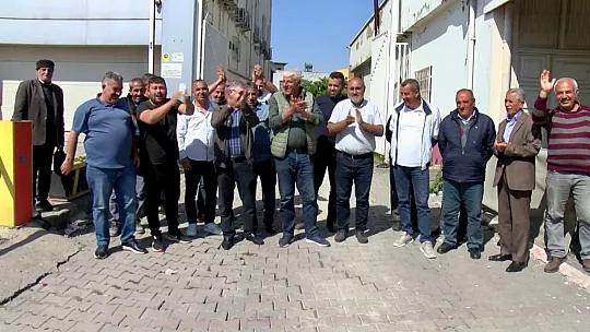 Adana'daki Elazığlılar Adana Caddelerine Yasemin Açık'ın Afişlerini Astılar
