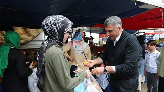 CHP'li Erol pazarda vatandaş ve esnafı dinledi