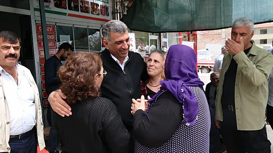 CHP'li Erol pazarda vatandaş ve esnafı dinledi