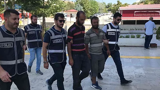 66 suç kaydı bulunan 2 şüpheli, çalıntı motosiklet ile yakalandı