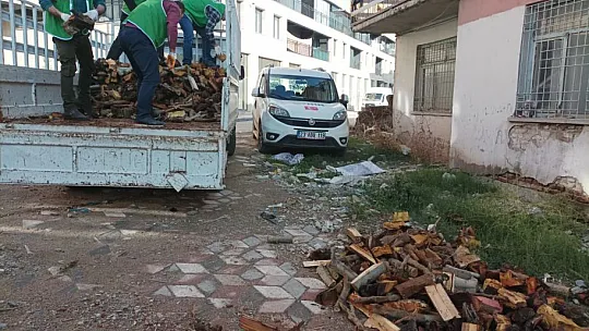 Elazığ İHH İnsani Yardım Derneği, yetim ve ihtiyaç sahibi ailelere soba ve odun yardımı ulaştırdı