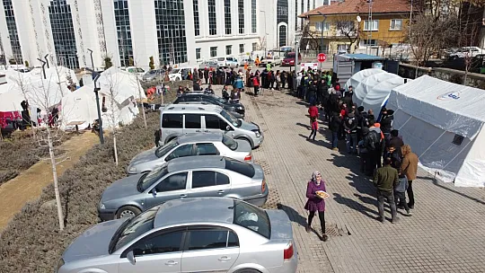 İHH'dan Depremzedelere Sıcak Yemek ve Sosyal Yardımlar
