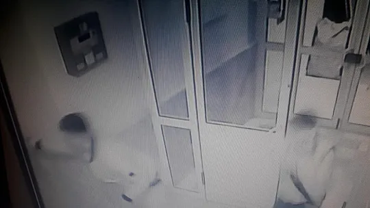 Husumetlilerinin Evini Silahla Basan İki Şahıs, Kameralara Yakalandı