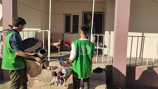 Elazığ İHH İnsani Yardım Derneği, yetim ve ihtiyaç sahibi ailelere soba ve odun yardımı ulaştırdı
