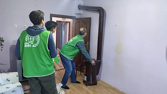 Elazığ İHH İnsani Yardım Derneği, yetim ve ihtiyaç sahibi ailelere soba ve odun yardımı ulaştırdı