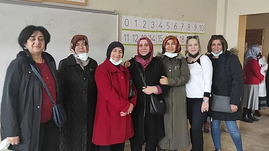 Fırat Üniversitesi Kadınlar Kolundan İlkokul Öğrencilerine Kırtasiye ve Giysi Yardımı