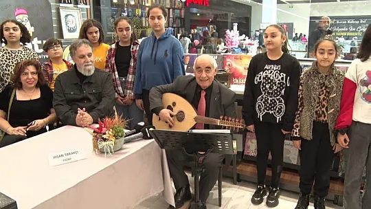 İhsan Tarakçı Kitabını Okurları İçin İmzaladı