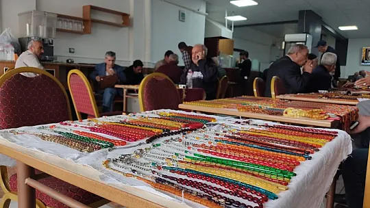 Tespihler çay ocağında sergilenip tüm Türkiye'ye satılıyor