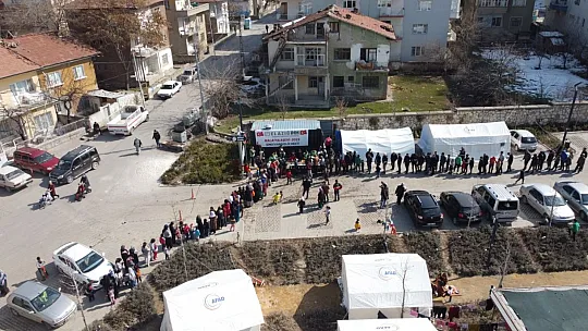 İHH'dan Depremzedelere Sıcak Yemek ve Sosyal Yardımlar