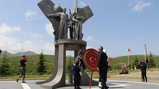 Elazığ-Bingöl Karayolu'nda Kalleşçe Şehit Edilen 33 Yiğit Anıldı