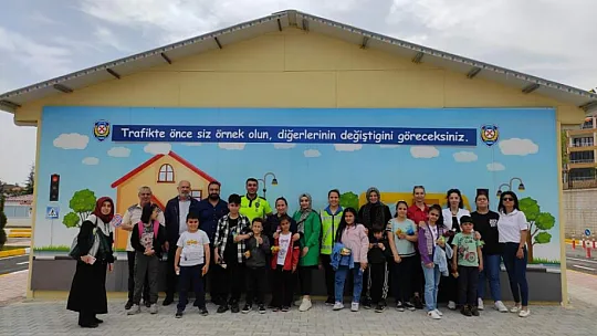 Elazığ'da İşitme Engelli Öğrencilere Trafik Eğitimi Verildi